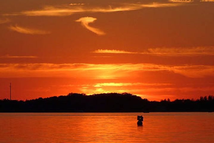 sun set 2 A very atmospheric upright. It shows in high quality a buoy in a lake in red sunlight.